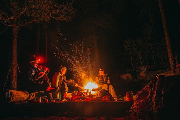 Quels sont les avantages du camping en mode survie et comment s'y préparer ?