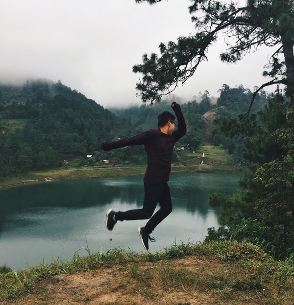 Randonnée dans les montagnes de l'Himalaya au Népal : trekking et culture himalayenne